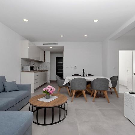 Central Beach Apartments Tucepi Bagian luar foto