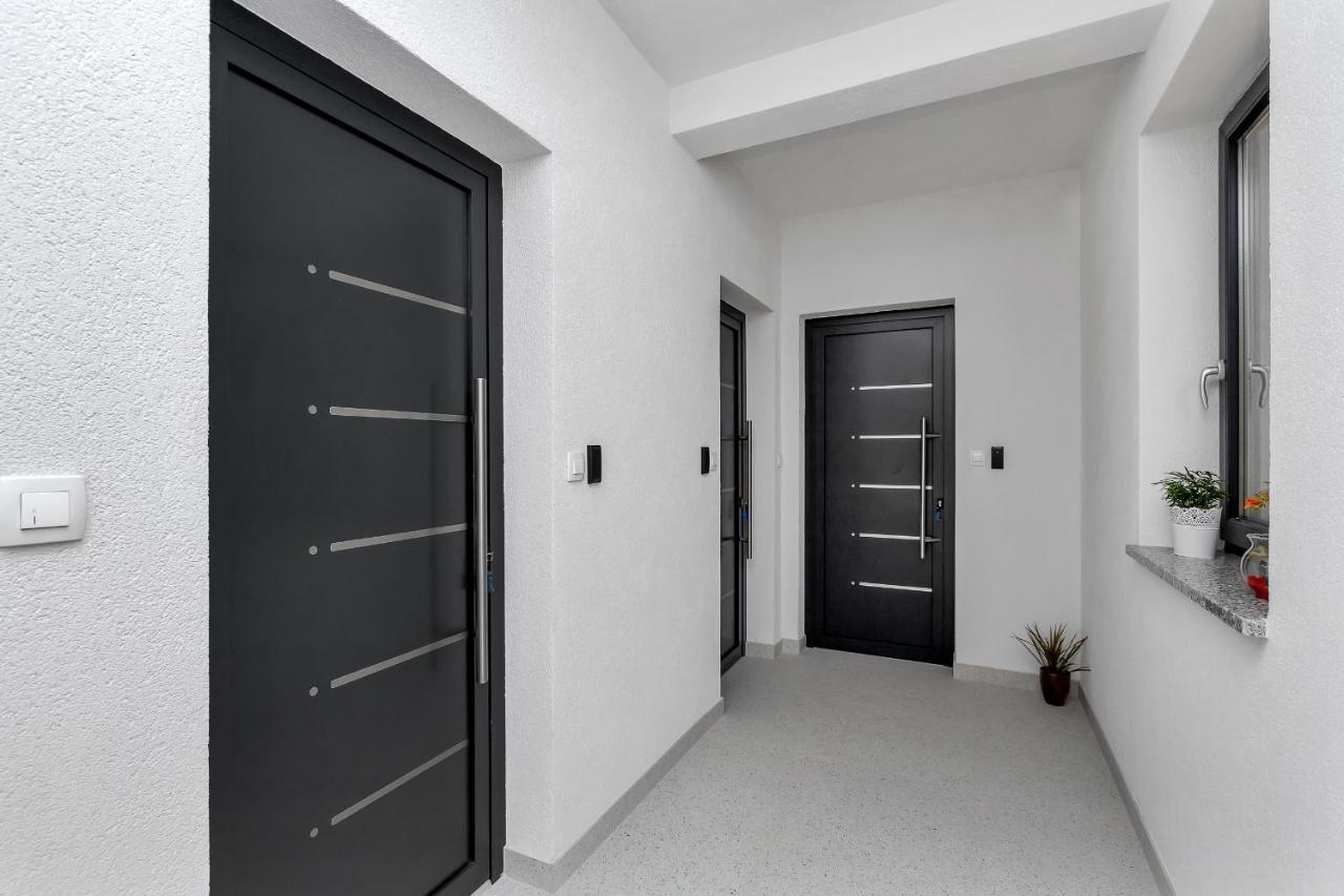 Central Beach Apartments Tucepi Bagian luar foto
