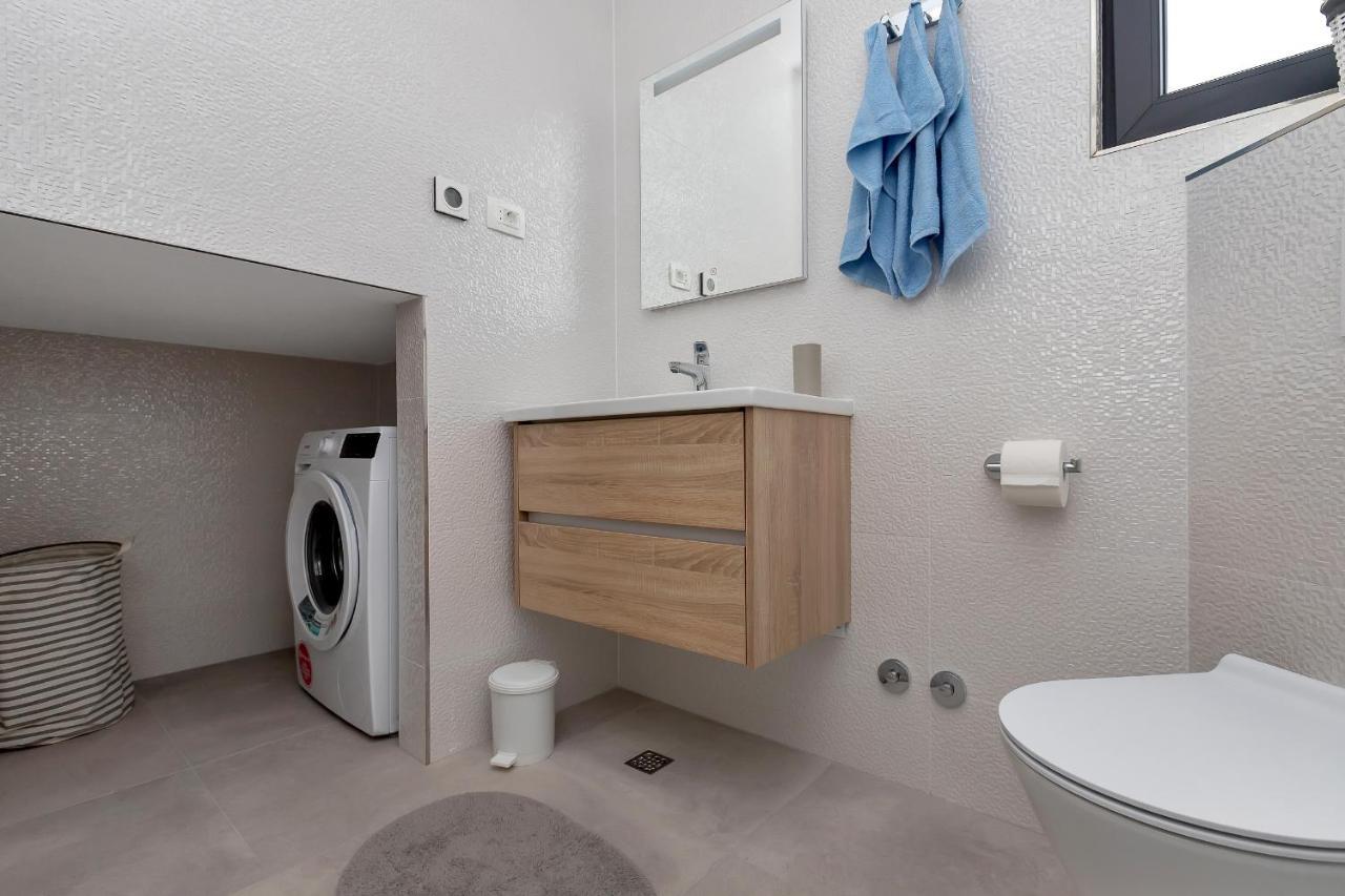 Central Beach Apartments Tucepi Bagian luar foto